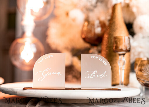 PLACE CARDS / TABLE CARDS Acrylic Gold Clear / Wood 3D Modern half arch Frozen Acrylic Place card with stand, Wedding seat Cards, Forested Acryl Name Card,  premium luxury seating cards, White wording Escort Card