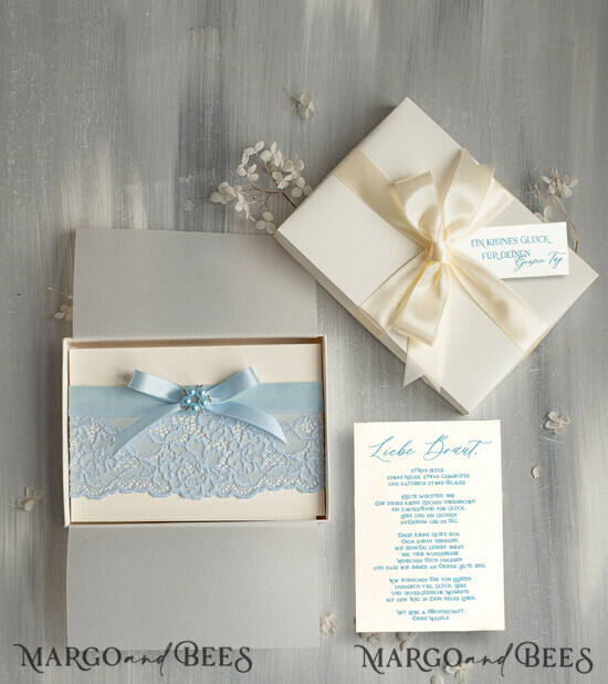 BRIDE bolero, robes, garter Geschenkidee für die Braut Strumpfband Romantisches Strumpfband in Hellblau mit Spitze, Perlenbrosche und Grußkarte in Geschenkbox 24/TSblau/podDE