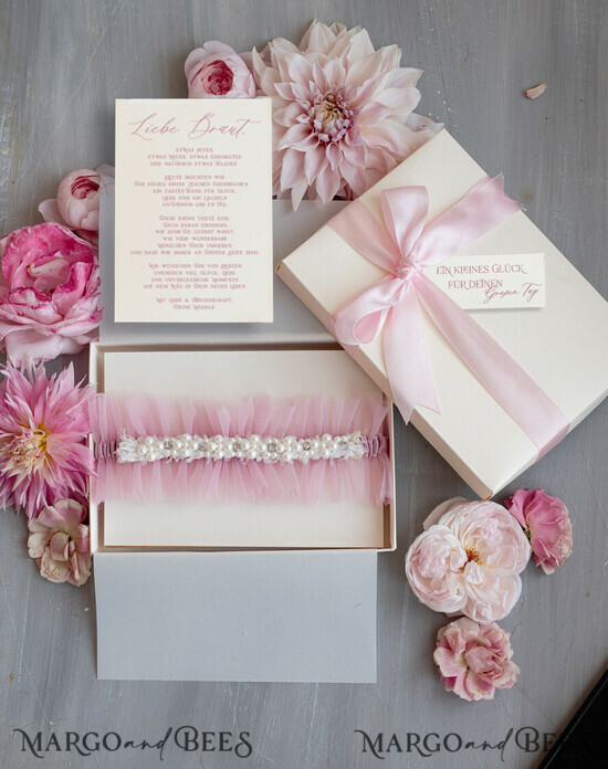 BRIDE bolero, robes, garter Geschenkidee für die Braut Strumpfband Tüll-Strumpfband mit Perlen in Geschenkbox – Überraschung vom Junggesellinnenabschied 02/TSrosa/podDE