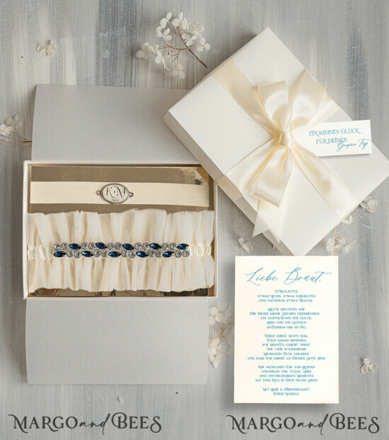 BRIDE bolero, robes, garter Geschenkidee für die Braut Strumpfband Luxuriöses Strumpfband-Set für die Braut – mit blauen Kristallen, Initialenband und Grußkarte in Geschenkbox 28/TSblau/podDE