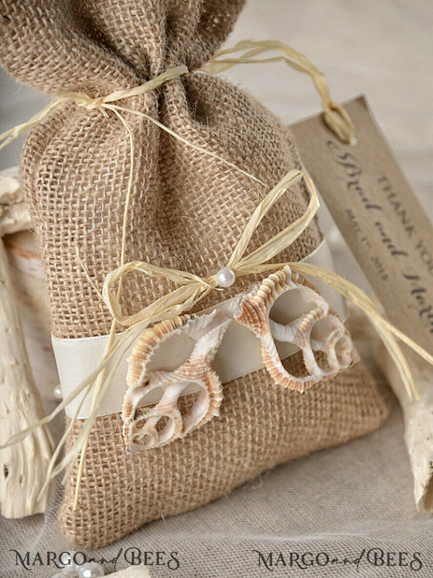 WEDDING FAVORS Rustic Burlap Favor Bags romantic wedding favors, Rustic Burlap Favor Bags with tags