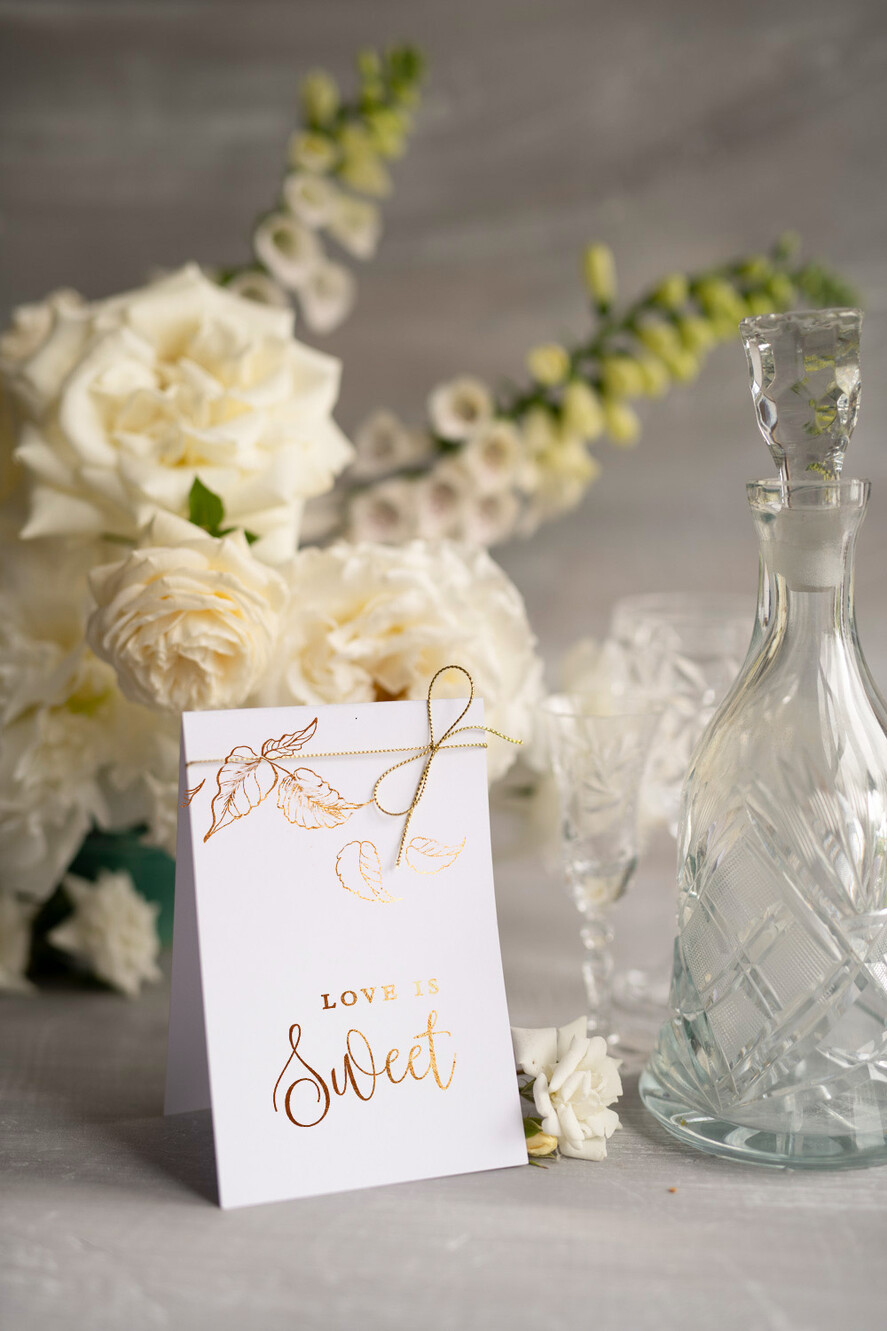 TABLE DECOR SIGNS glitter White Floral Wedding Table Numbers, Gold Foil Minimalist Wedding Table Cards, Elegant Floral Table Décor & gold twine, Glamour Wedding Stationery, Editable text