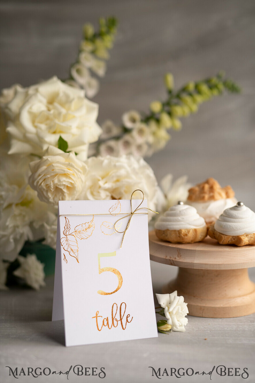 TABLE DECOR SIGNS glitter White Floral Wedding Table Numbers, Gold Foil Minimalist Wedding Table Cards, Elegant Floral Table Décor & gold twine, Glamour Wedding Stationery, Editable text