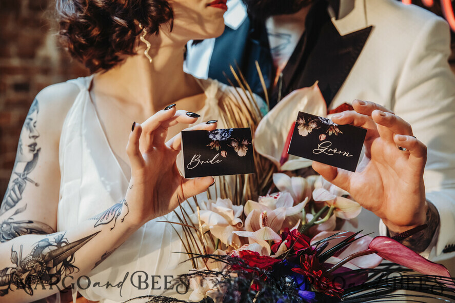 PLACE CARDS / TABLE CARDS Romantic Boho/ Botanical/ Floral Black Floral Place Cards With Romantic Fowers, Luxury Place Card, Boho Wedding Place Cards, Name Tags, Elegant Wedding Table Decor, Botanical Wedding Name Tags