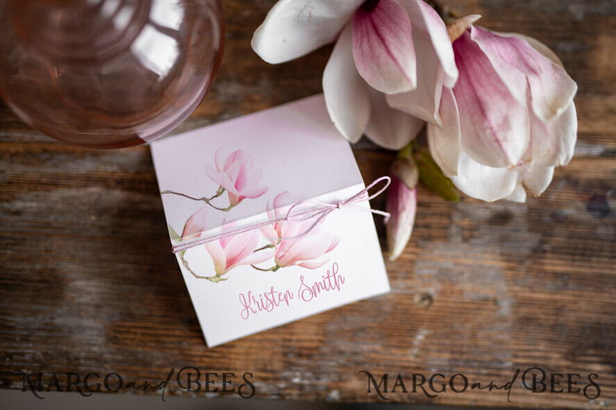PLACE CARDS / TABLE CARDS Romantic Boho/ Botanical/ Floral Floral Minimalistic Place Card, White Wedding Place Cards with Pink Twine, Simple Magnolia Name Tags, Elegant Wedding Table Decor, Delicate Wedding Name Tags