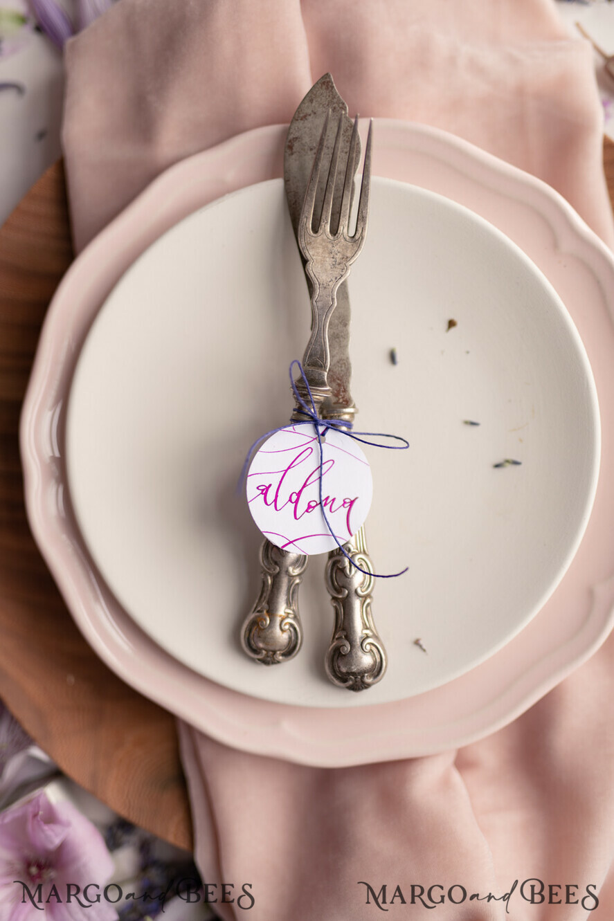 PLACE CARDS / TABLE CARDS calligraphy Romantic Round Wedding Place Cards, Elegant Name Tags, Minimalistic White Place Cards with Calligraphy Design, Modern Name Tag For Wedding Tables, Editable Text