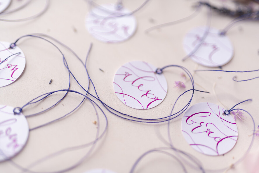 PLACE CARDS / TABLE CARDS calligraphy Romantic Round Wedding Place Cards, Elegant Name Tags, Minimalistic White Place Cards with Calligraphy Design, Modern Name Tag For Wedding Tables, Editable Text