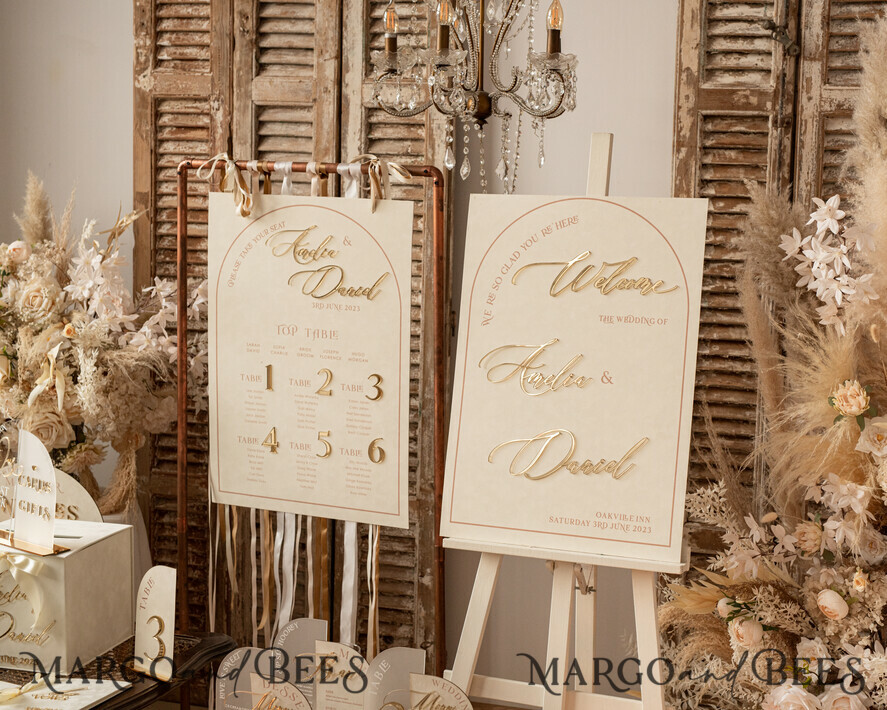 TABLE PLANS AND WEDDING WELCOME SIGNS plexi gold / velvet Arch Velvet Wedding Welcome Sign, Golden Wedding Decor, Personalised Wedding Sign, Elegant Welcome Wedding Board