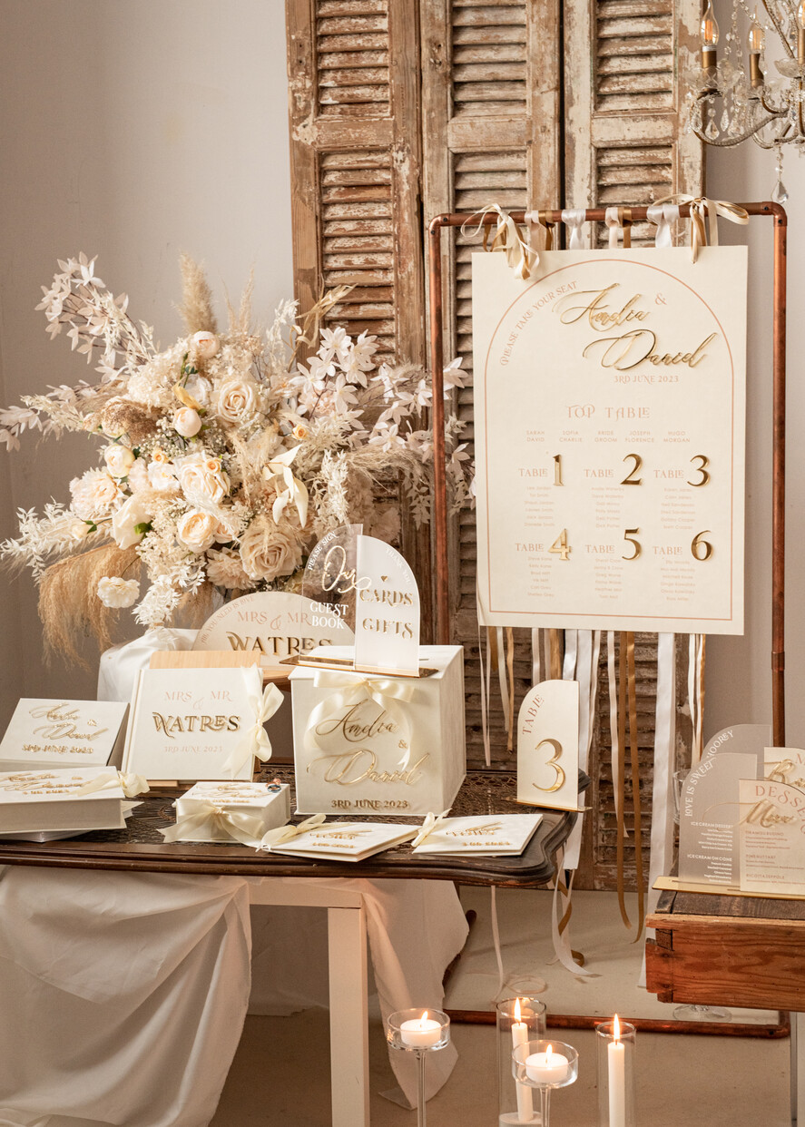 TABLE PLANS AND WEDDING WELCOME SIGNS plexi gold / velvet Arch Velvet Wedding Welcome Sign, Golden Wedding Decor, Personalised Wedding Sign, Elegant Welcome Wedding Board