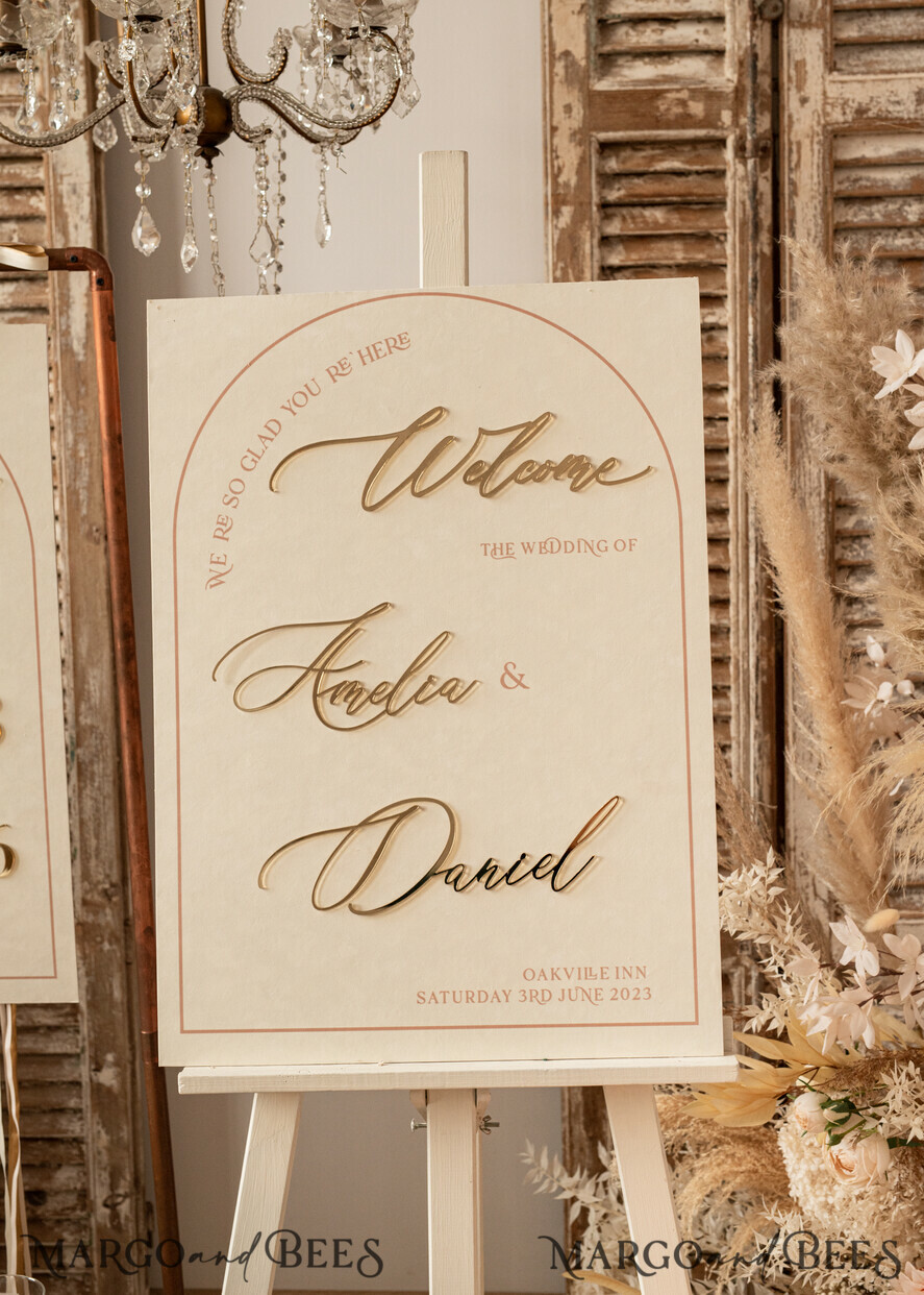 TABLE PLANS AND WEDDING WELCOME SIGNS plexi gold / velvet Arch Velvet Wedding Welcome Sign, Golden Wedding Decor, Personalised Wedding Sign, Elegant Welcome Wedding Board