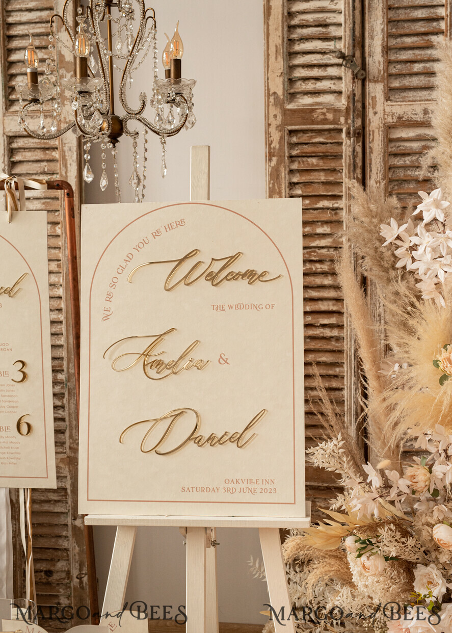TABLE PLANS AND WEDDING WELCOME SIGNS plexi gold / velvet Arch Velvet Wedding Welcome Sign, Golden Wedding Decor, Personalised Wedding Sign, Elegant Welcome Wedding Board