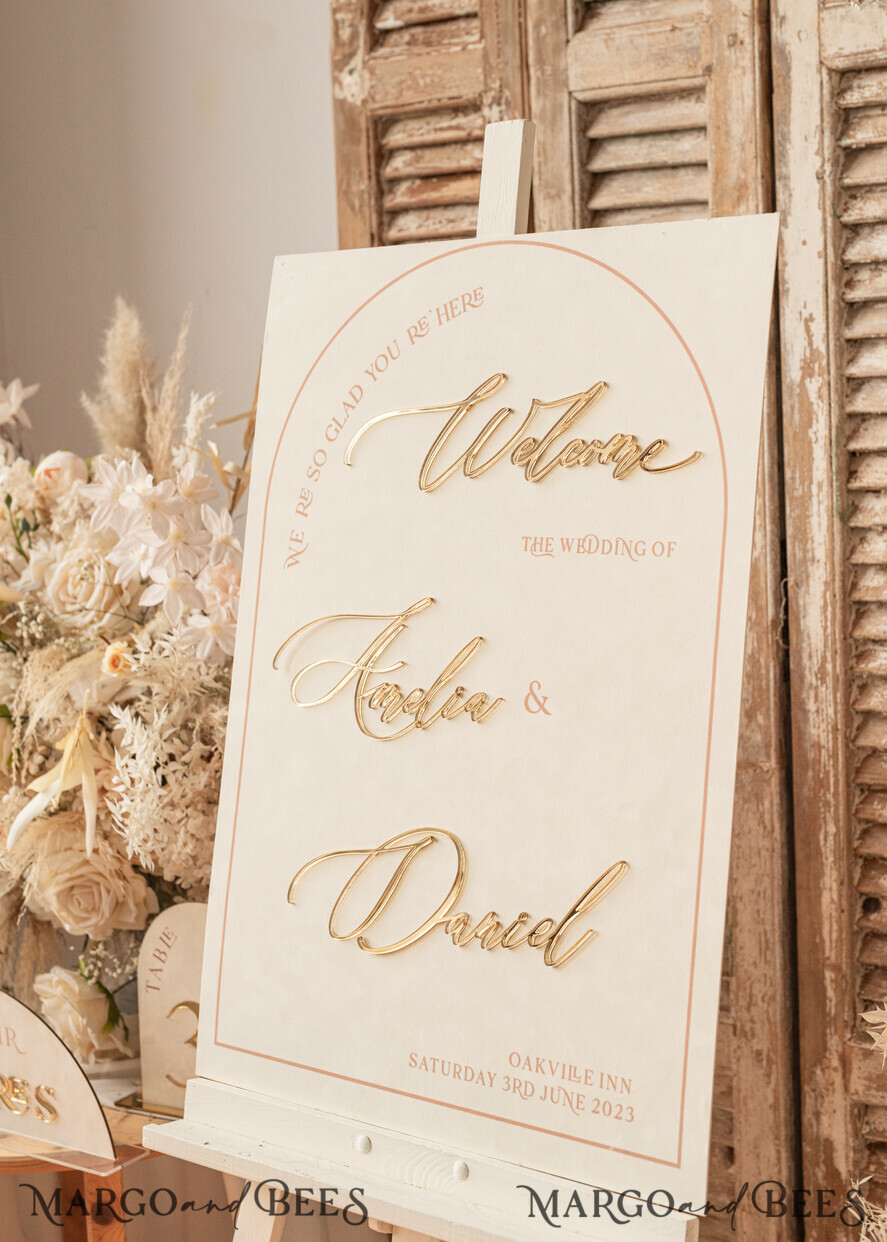 TABLE PLANS AND WEDDING WELCOME SIGNS plexi gold / velvet Arch Velvet Wedding Welcome Sign, Golden Wedding Decor, Personalised Wedding Sign, Elegant Welcome Wedding Board