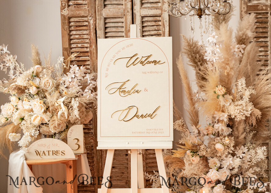 TABLE PLANS AND WEDDING WELCOME SIGNS plexi gold / velvet Arch Velvet Wedding Welcome Sign, Golden Wedding Decor, Personalised Wedding Sign, Elegant Welcome Wedding Board