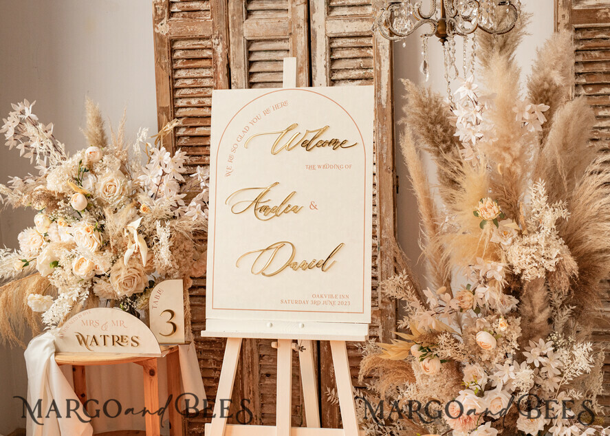 TABLE PLANS AND WEDDING WELCOME SIGNS plexi gold / velvet Arch Velvet Wedding Welcome Sign, Golden Wedding Decor, Personalised Wedding Sign, Elegant Welcome Wedding Board