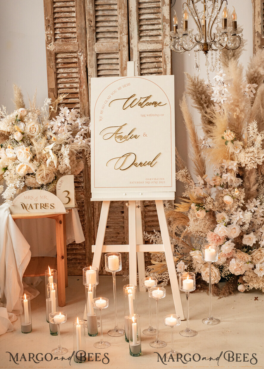 TABLE PLANS AND WEDDING WELCOME SIGNS plexi gold / velvet Arch Velvet Wedding Welcome Sign, Golden Wedding Decor, Personalised Wedding Sign, Elegant Welcome Wedding Board