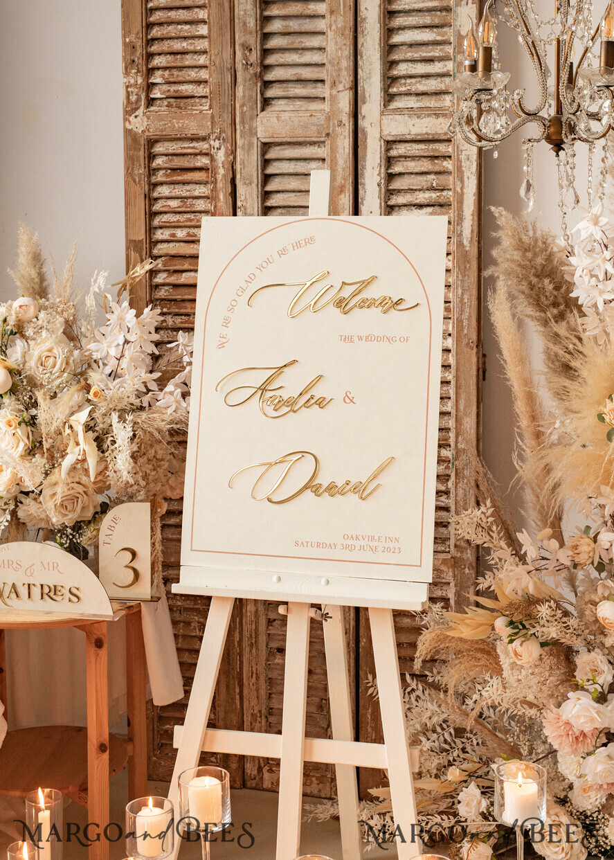 TABLE PLANS AND WEDDING WELCOME SIGNS plexi gold / velvet Arch Velvet Wedding Welcome Sign, Golden Wedding Decor, Personalised Wedding Sign, Elegant Welcome Wedding Board