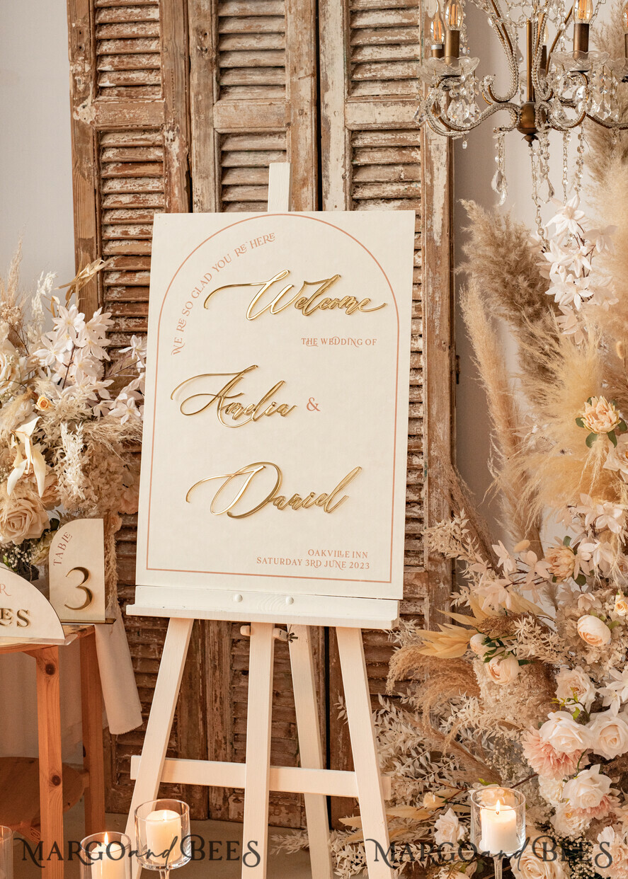 TABLE PLANS AND WEDDING WELCOME SIGNS plexi gold / velvet Arch Velvet Wedding Welcome Sign, Golden Wedding Decor, Personalised Wedding Sign, Elegant Welcome Wedding Board