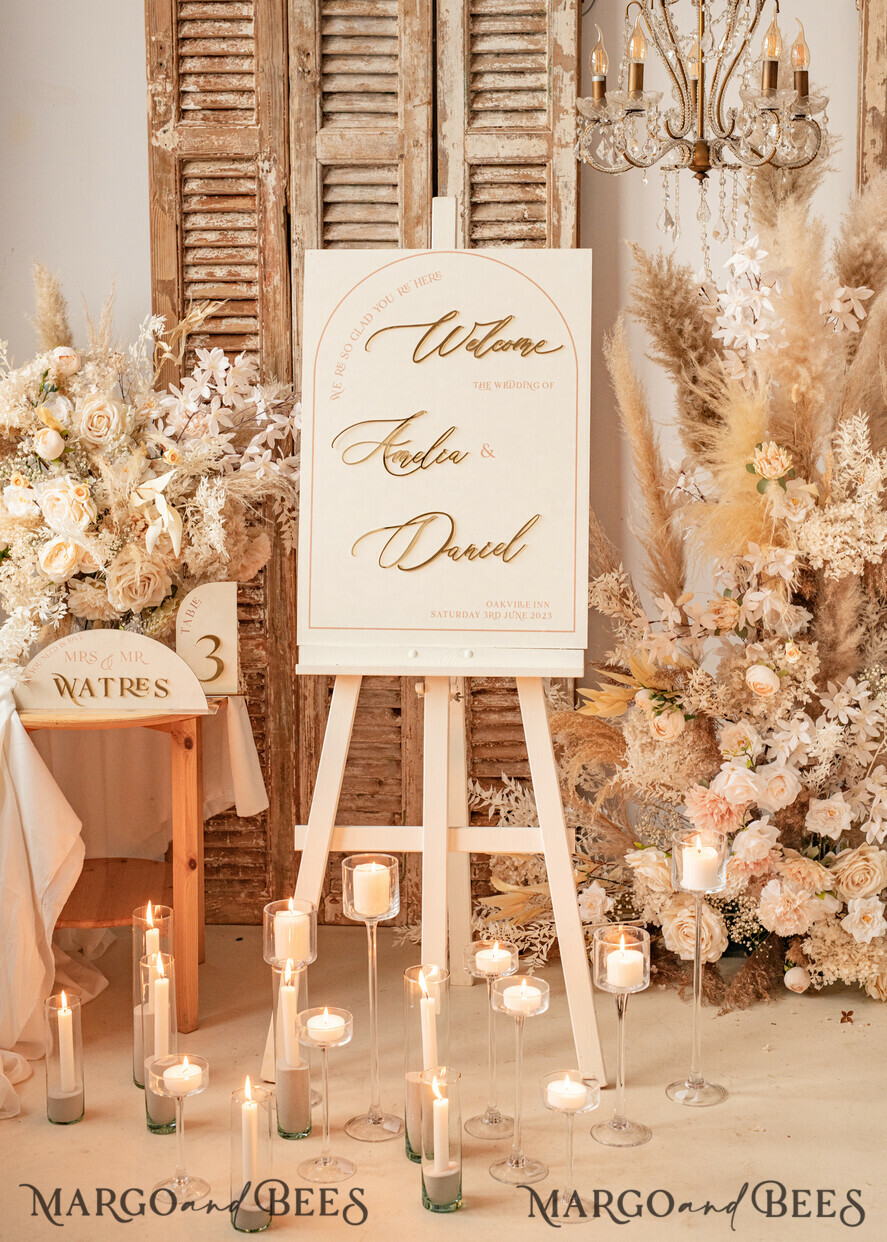 TABLE PLANS AND WEDDING WELCOME SIGNS plexi gold / velvet Arch Velvet Wedding Welcome Sign, Golden Wedding Decor, Personalised Wedding Sign, Elegant Welcome Wedding Board