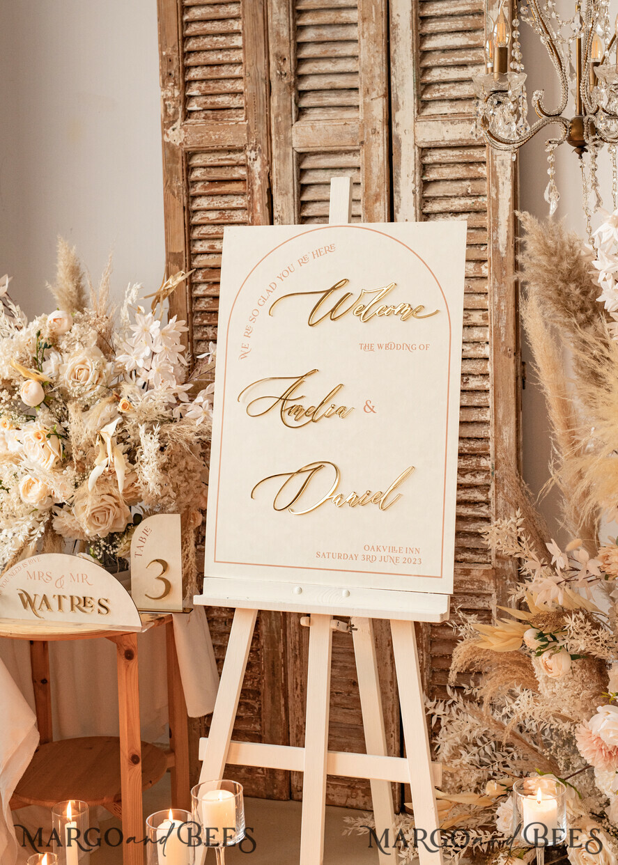 TABLE PLANS AND WEDDING WELCOME SIGNS plexi gold / velvet Arch Velvet Wedding Welcome Sign, Golden Wedding Decor, Personalised Wedding Sign, Elegant Welcome Wedding Board