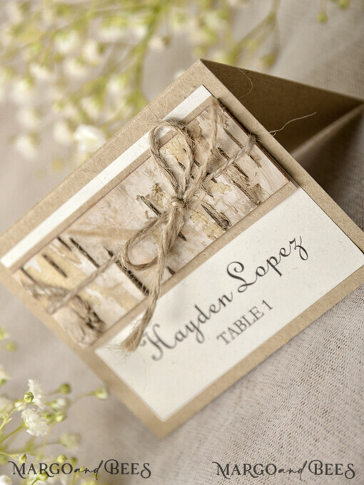 PLACE CARDS / TABLE CARDS Rustikale Eco-Hochzeitsplatzkarten Minimalistische Ecru Hochzeitstischkarten mit Jutetwine und Holzdekor, rustikale Eco Hochzeitstischkarten, Hochzeit Namensschilder mit Rinde-Dekor, bearbeitbarer Text