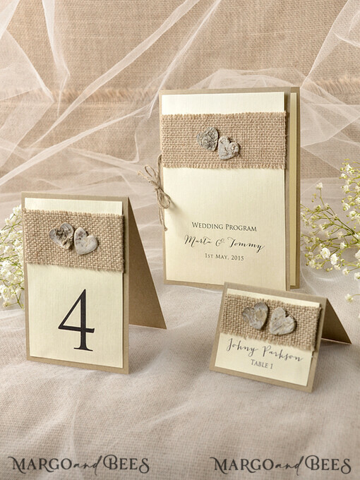 MENU & PROGRAMS rustikal Ecru rustikales Hochzeitsprogramm mit Holzherzen, Scheunenhochzeitsprogramm, ökologisch romantische personalisierte Karten mit Jute, einfaches rustikales Spitzenhochzeitsprogramm, elegantes Heft rustikale Hochzeitskarten.