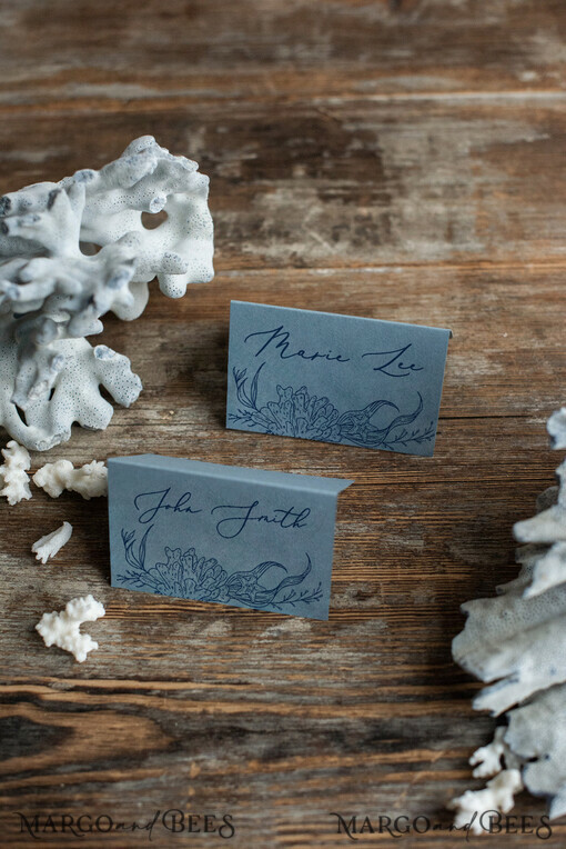 PLACE CARDS / TABLE CARDS Strand-/Marin-/Destination Hochzeits Thema Elegante staubige blaue Hochzeitsplatzkarten, blaue Meeresnamensschilder mit marineblauer Grafik, romantische Platzschilder für Ihre Hochzeits Tische, bearbeitbarer Text Tischdekoration.