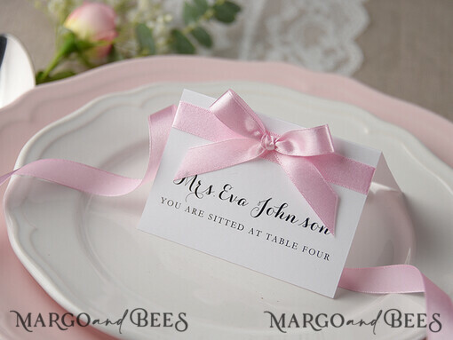 PLACE CARDS / TABLE CARDS rustikal und Spitze Romantische weiße minimalistische Hochzeitstischkarten mit rosa Band, moderne elegante botanische Platzkarten, glamouröse Tischkarten, wunderschöne florale Hochzeit Namensschilder.