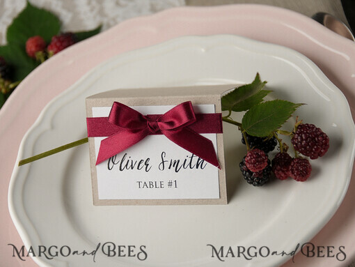 PLACE CARDS / TABLE CARDS rustikal und Spitze Romantische Eco-Hochzeitsplatzkarten mit Marsala-Ripsband, burgunderrot-weiße und öko-rustikale Hochzeitsstationery, elegante rustikale Hochzeitsplatzkarten, bearbeitbarer Text