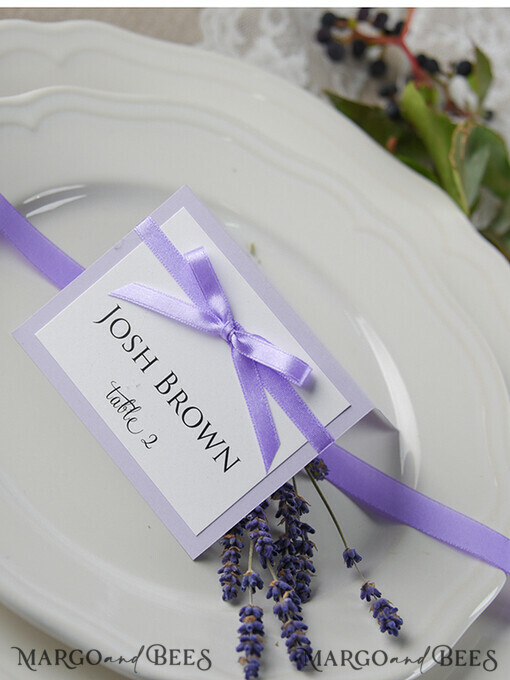 PLACE CARDS / TABLE CARDS rustikal und Spitze Romantische Lavendel-Hochzeitsplatzkarten, Flieder-Namensschilder, Lavendelband-Schleife, elegante Hochzeitsstationery, rustikale Begleitkarten, bearbeitbarer Text, Hochzeitsschilder