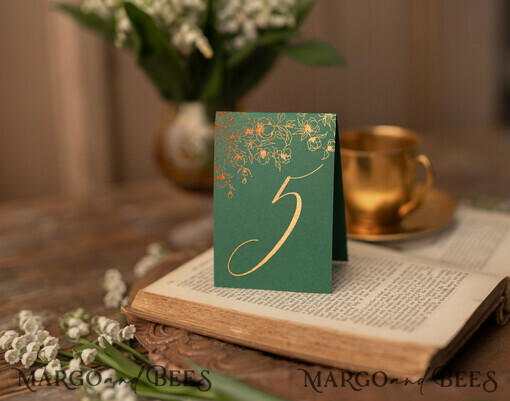 TABLE DECOR SIGNS glitter Emerald Green Wedding Table Numbers, Green And Gold Foil Wedding Table Cards, Vintage Botanical Green Table Décor, Glamour Wedding Stationery,  Editable Wording