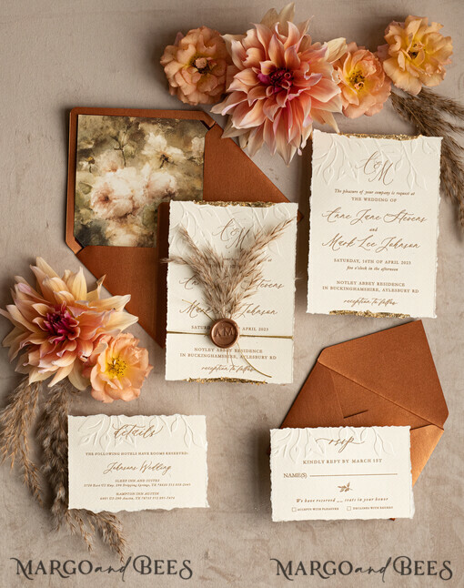 WEDDING INVITATIONS moderne Kalligraphie / feine Kunst Fall Fine Art Prägung Elfenbein Gold Hochzeitseinladung, Pampasgras Florale Hochzeitseinladung, Boho Brandorange Einladungssatz, Wachssiegel Monogramm Hochzeitseinladungssatz, Gerissene Kante Einladungen, Zerrissene Kante Hochzeitseinladungen golden.