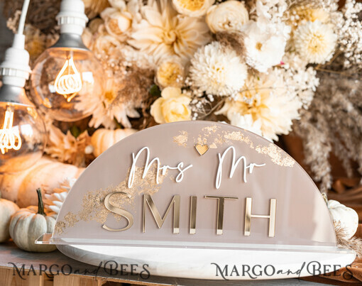 TABLE DECOR SIGNS Acryl Tischdekoration Zahlen Acrylbogen Cappuccino Tischschild, klares Acryl und goldenes Tischschild, nude taupe gold Plexi Tischschild, tan Luxus Hochzeits Tischdekoration, erdige Hochzeitsbeschilderung goldenes Spiegel Tischschild.