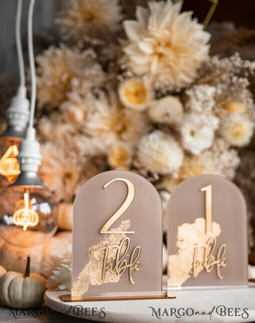 TABLE DECOR SIGNS Acryl Tischdekoration Zahlen Acrylbogen Beige Tischnummern, klare Acryl- und goldene Tischnummern, Nude Taupe Gold Plexi Tischnummern, Tan Luxus Hochzeits Tischdekoration, Erdige Hochzeitsbeschilderung.