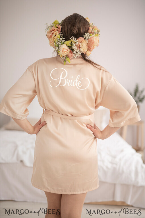 NEWLY WEDS COUPLE GIFTS Brautgeschenke Champagner Satin Brautrobe mit Ihrer maßgeschneiderten Inschrift, elegante Robe für die Braut, weiche Hochzeitsbrautrobe.