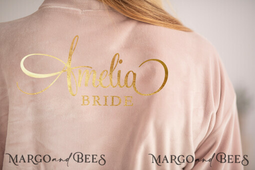 NEWLY WEDS COUPLE GIFTS Brautgeschenke Samt-Blush-Hochzeitsrobe mit personalisierter Inschrift, Blush-pinke Hochzeitsrobe mit Goldfolie, Elegante personalisierte Hochzeitsrobe.