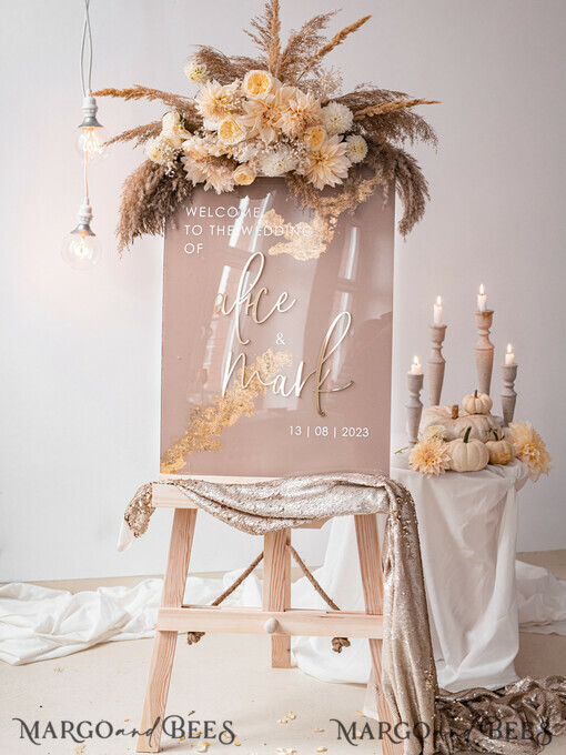 TABLE PLANS AND WEDDING WELCOME SIGNS Plexi Gold / Samt Acryl Beige Hochzeitswillkommensschild, klares Acryl und goldenes Hochzeitswillkommensschild, nude gold Plexi Hochzeitswillkommensschild, tan Luxus Hochzeitswillkommensschild, erdige Hochzeitsbeschilderung, goldenes Spiegel Hochzeitswillkommensschild.