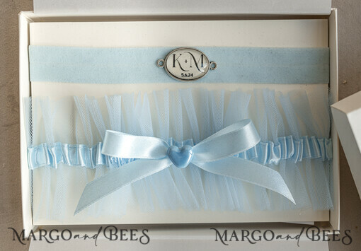 BRIDE bolero, robes, garter STRUMPFBAND FÜR DIE BRAUT Set von zwei Strumpfhaltern, personalisierter Hochzeitsstrumpfhalter in Box, etwas Blau Tüllstrumpfhalter & personalisiertes Wurfset, Strumpfhalter für die Braut, Geschenk zur Brautparty, Tüllstrumpfhalter-Set, Geschenk für die Braut, Wurfstrumpfhalter.