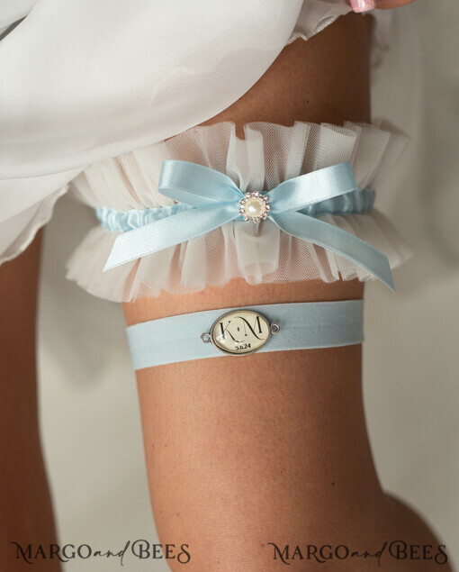 BRIDE bolero, robes, garter STRUMPFBAND FÜR DIE BRAUT Set aus zwei Gürteln, personalisierter Hochzeitsgürtel in Box, etwas blaues Tüll-Gürtel & personalisiertes Wurfset, Gürtel für die Braut, Geschenk zur Brautparty, Tüll-Gürtel-Set, Geschenk für die Braut, Wurf-Gürtel.