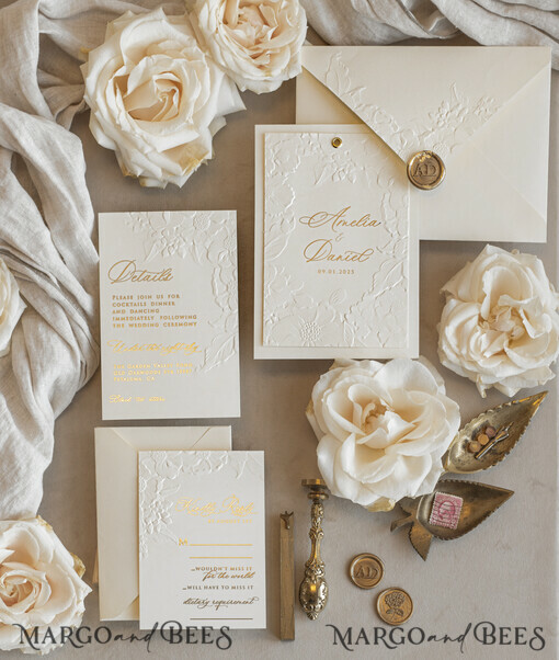 WEDDING INVITATIONS geprägte Einladungen Fein kunstvoll geprägte, blinde Elfenbein-Gold-Hochzeitseinladung mit zerrissenem Chiffonband und Trockenblumen, goldene geprägte florale Hochzeitseinladung, Boho Ecru geprägte Einladungskollektion mit Spiegelherz