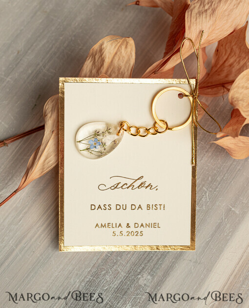 WEDDING FAVORS gastgeschenke hochzeit Hochzeitsgeschenke für Gäste in großer Menge Individuelle Harz-Schlüsselanhänger mit Vergissmeinnicht und Schleierkraut-Blumen Goldene personalisierte Dankesgeschenke Tropfenförmiger Schlüsselanhänger mit vergoldeter Hardware aus Edelstahl
