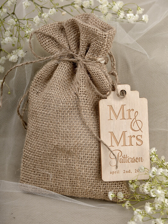 HOCHZEITSGESCHENKE Rustikale Jute-Geschenktüten mit Holzanhängern Hochzeitsgeschenke, rustikale Geschenktüten mit Holzanhängern 01/wtb/bg