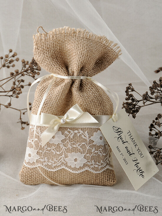 HOCHZEITSGESCHENKE Rustikale Jutesäckchen als Geschenke Hochzeitsgeschenke, rustikale Jutesäckchen und Etiketten 03/bt/bg
