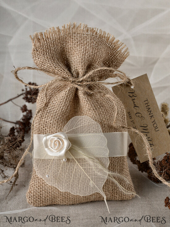 HOCHZEITSGESCHENKE Rustikale Jutesäckchen als Geschenke Hochzeitsgeschenke, rustikale Jutesäckchen und Etiketten 11/btw/bg