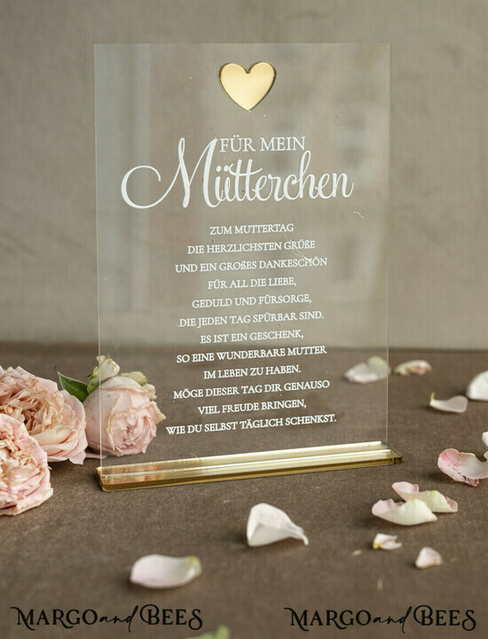 Geschenke zum Muttertag Grußkarten für Mama Diese stilvolle Statuette aus transparentem Acryl ist ein besonderes und bleibendes Geschenk für Mama zum Muttertag. 01/KrDBpxst/BMaDE