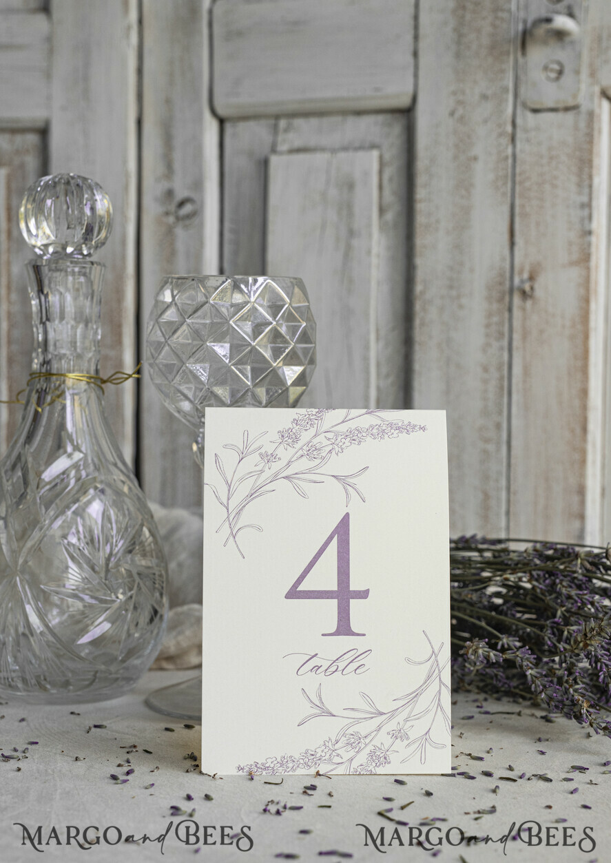 TISCHDEKORATIONSCHILDER   romantisch Romantische, staubblaue Hochzeitstischnummer mit Ständer, einfache handgemachte moderne florale Tischnummer, minimalistische elegante Schreibwaren-Tischdekoration mit Blumen