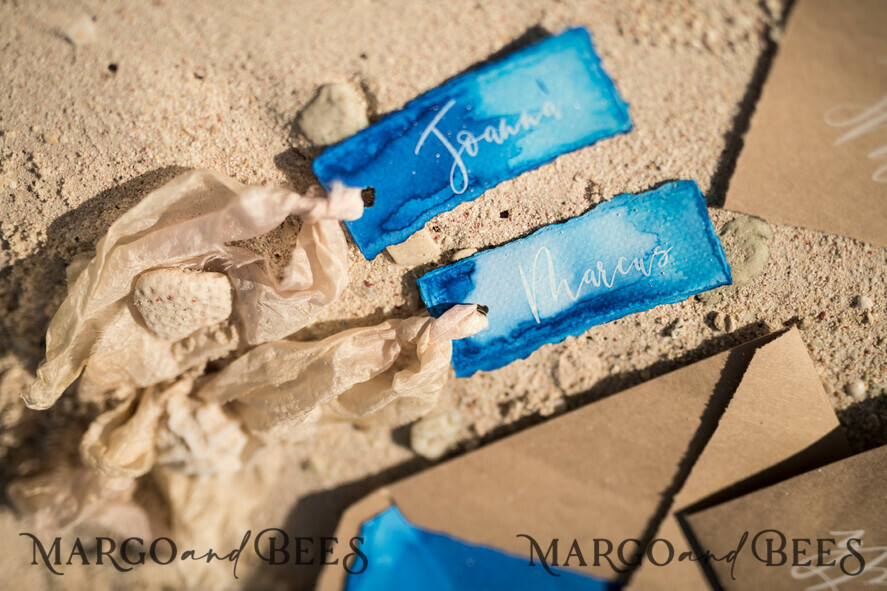 PLATZKARTEN / TISCHKARTEN  
 Boho Eleganz Bold Linie Zarte blaue Hochzeitsplatzkarten, Aquarell-Design Namensschilder mit Band, einzigartige Hochzeitsstationery, Strandhochzeit Platzkarten, dekedged benutzerdefinierte Begleitkarten.