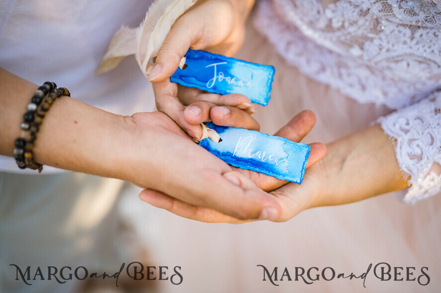 PLATZKARTEN / TISCHKARTEN  
 Boho Eleganz Bold Linie Zarte blaue Hochzeitsplatzkarten, Aquarell-Design Namensschilder mit Band, einzigartige Hochzeitsstationery, Strandhochzeit Platzkarten, dekedged benutzerdefinierte Begleitkarten.