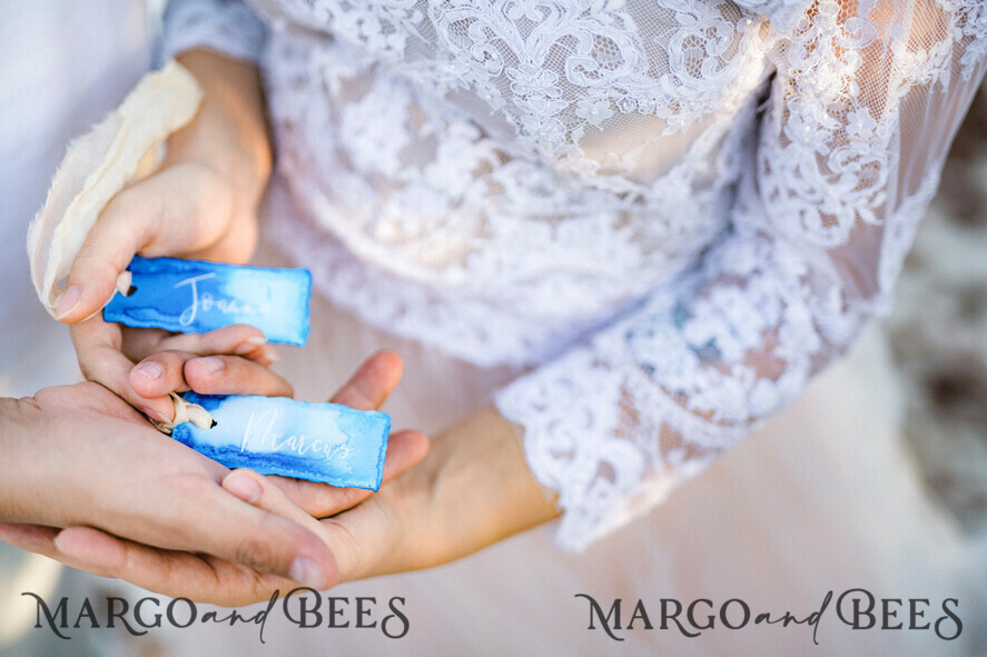 PLATZKARTEN / TISCHKARTEN  
 Boho Eleganz Bold Linie Zarte blaue Hochzeitsplatzkarten, Aquarell-Design Namensschilder mit Band, einzigartige Hochzeitsstationery, Strandhochzeit Platzkarten, dekedged benutzerdefinierte Begleitkarten.