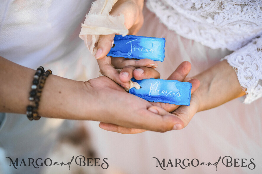 PLATZKARTEN / TISCHKARTEN  
 Boho Eleganz Bold Linie Zarte blaue Hochzeitsplatzkarten, Aquarell-Design Namensschilder mit Band, einzigartige Hochzeitsstationery, Strandhochzeit Platzkarten, dekedged benutzerdefinierte Begleitkarten.