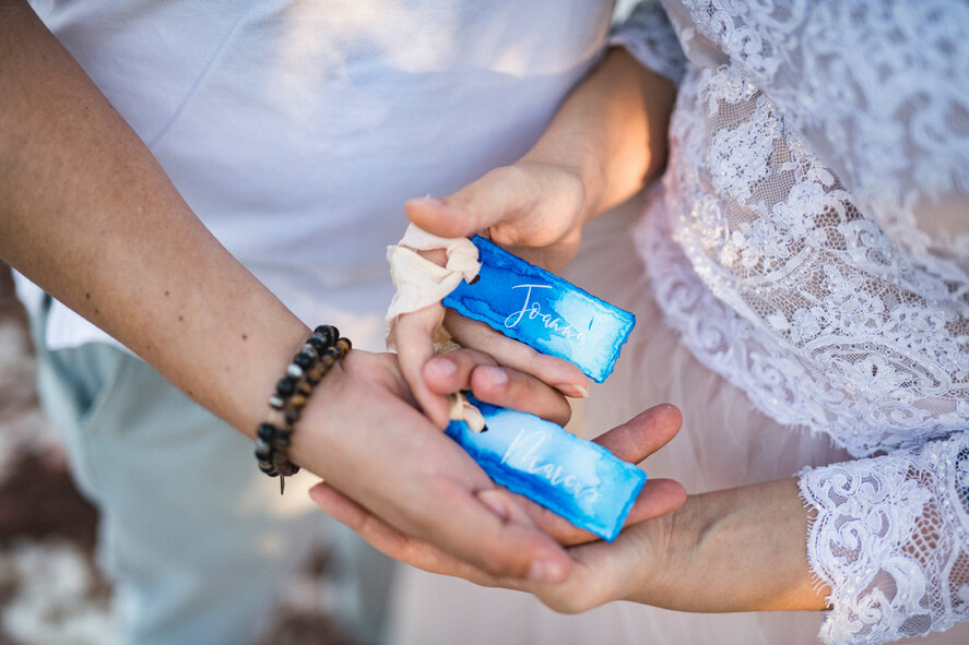 PLATZKARTEN / TISCHKARTEN  
 Boho Eleganz Bold Linie Zarte blaue Hochzeitsplatzkarten, Aquarell-Design Namensschilder mit Band, einzigartige Hochzeitsstationery, Strandhochzeit Platzkarten, dekedged benutzerdefinierte Begleitkarten.